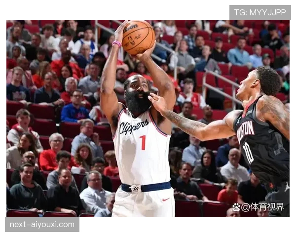 杜兰特挡拆拉开空间效率领先哈登，助队关键时刻得分爆发